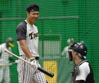 　栄枝（下）に声をかける佐藤輝（撮影・佐々木彰尚）