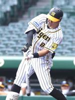 　６回、二塁打を放つ佐藤輝（撮影・北村雅宏）