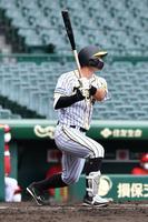 　６回、佐藤輝は中越えに二塁打を放つ（撮影・佐々木彰尚）