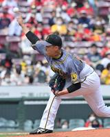 　広島打線を相手に力投する秋山（撮影・立川洋一郎）