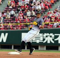 　８回塁、阪神・糸井は盗塁を決め通算３００盗塁となる（撮影・山口登）