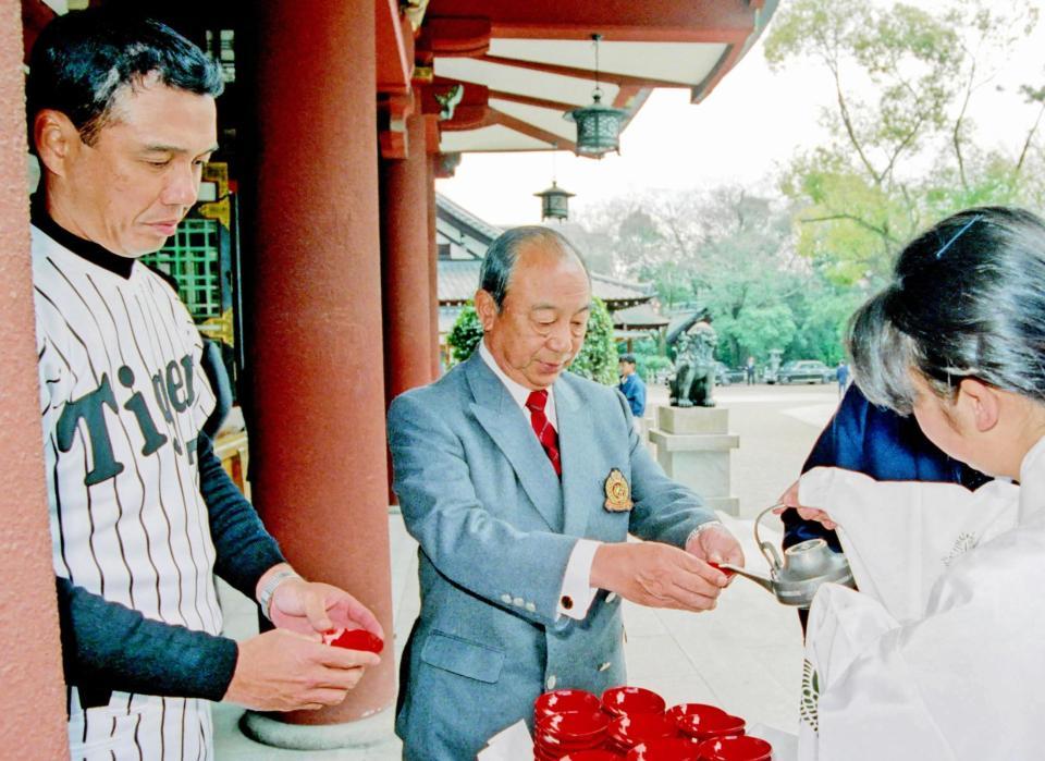 必勝祈願を行う中村監督（左）と三好球団社長＝１９９１年４月