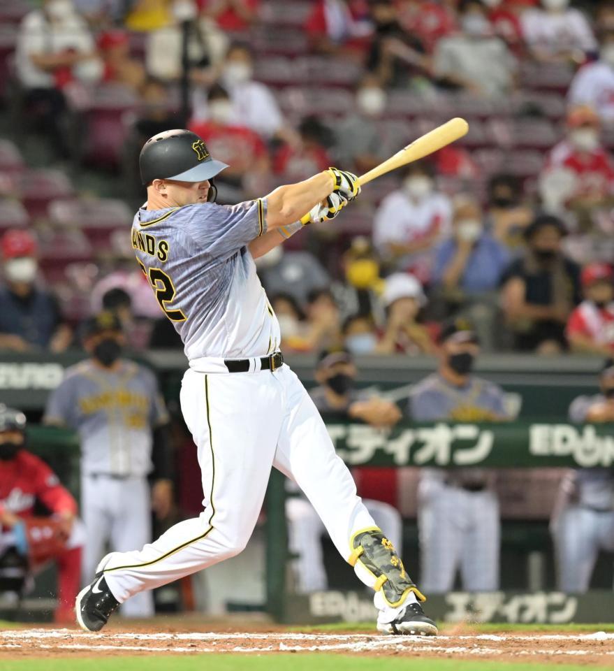 　６回、中前へ勝ち越し適時打を放つ代打・サンズ