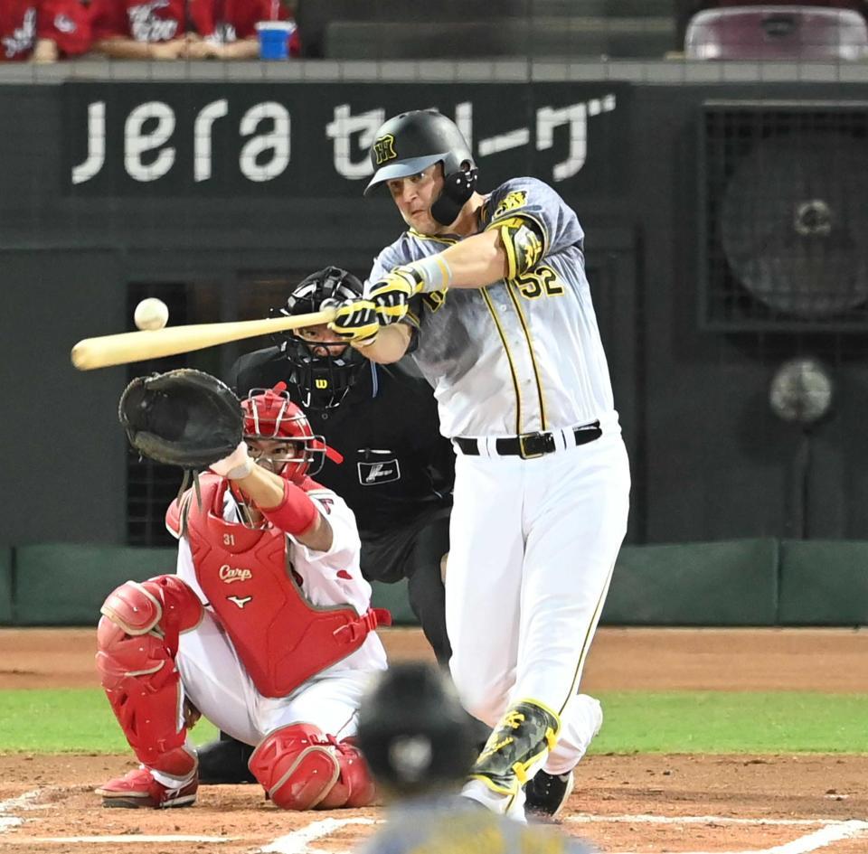 　６回、代打で勝ち越しタイムリーを放つサンズ