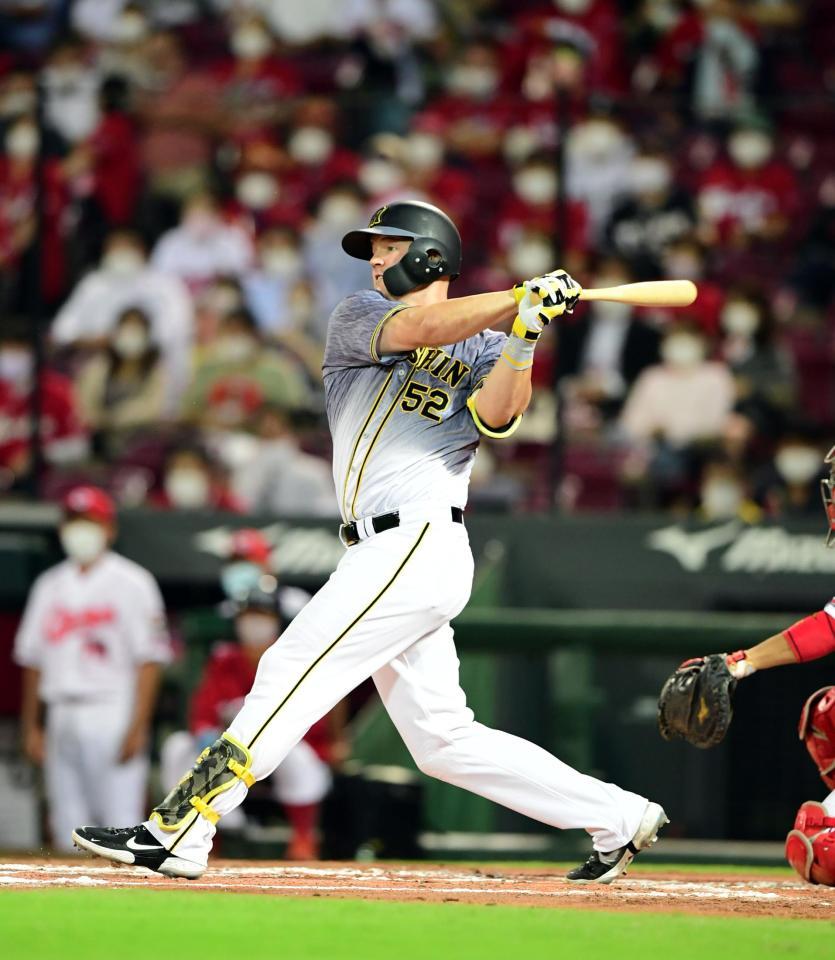 　６回、代打のサンズは中前に勝ち越し適時打を放つ