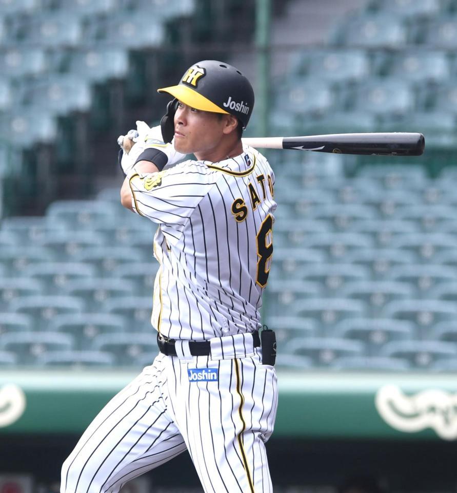 　６回、二塁打を放つ佐藤輝（撮影・北村雅宏）