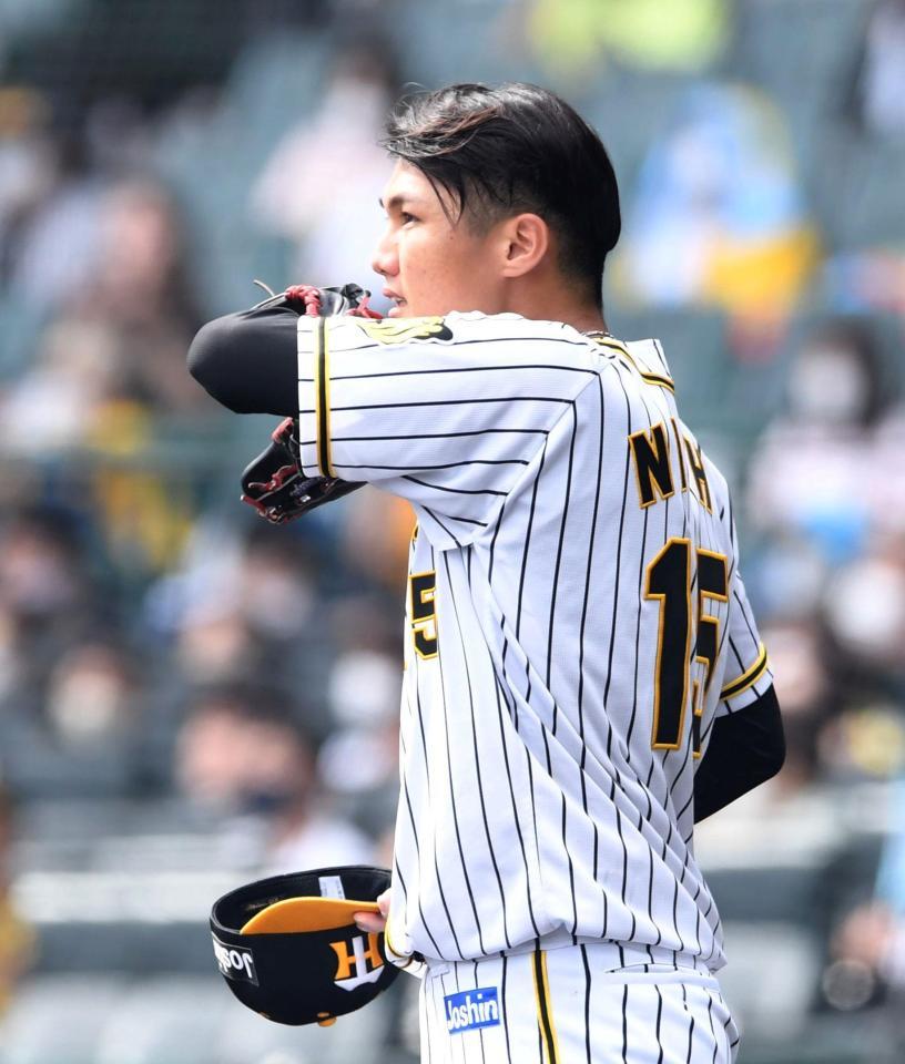 　６回、宇草に同点となる適時二塁打を許した西純（撮影・北村雅宏）