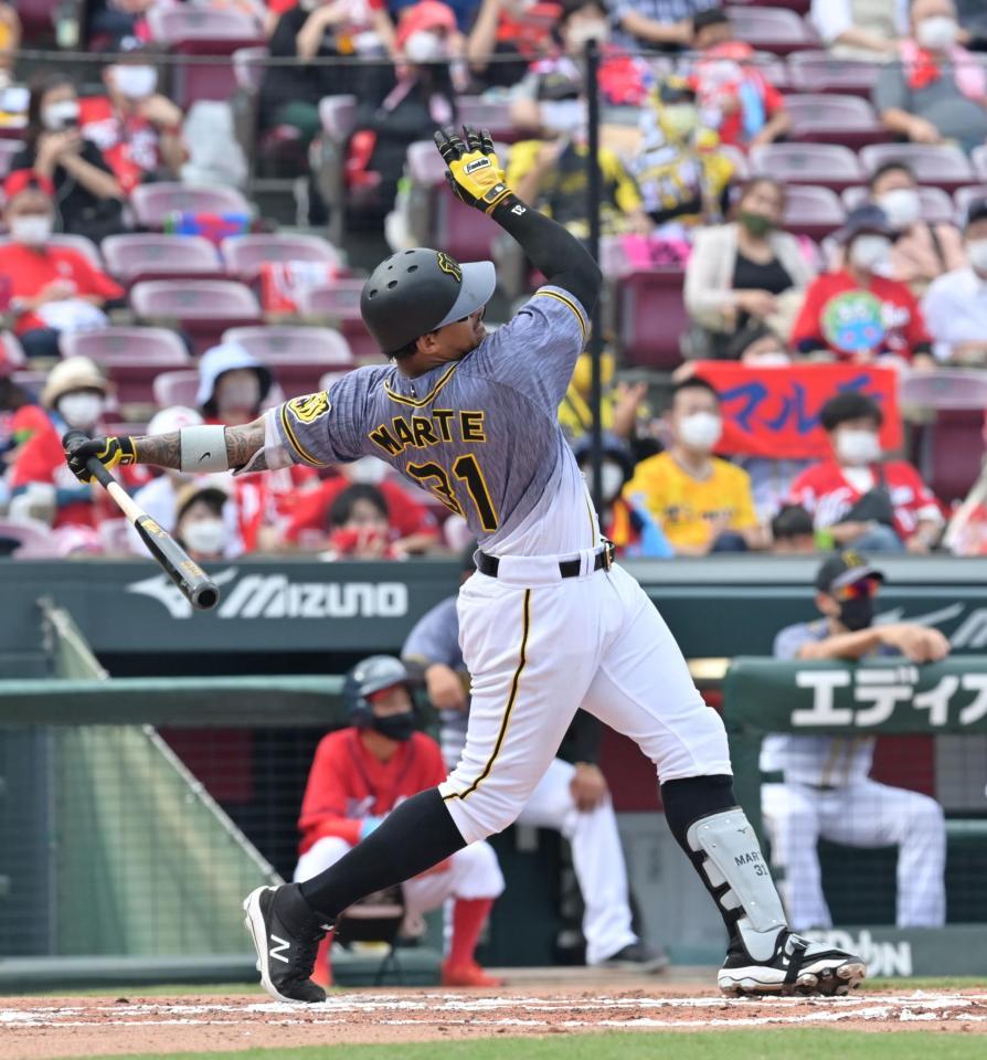 　６回、左中間スタンドへ先制３ランを放つマルテ（撮影・立川洋一郎）