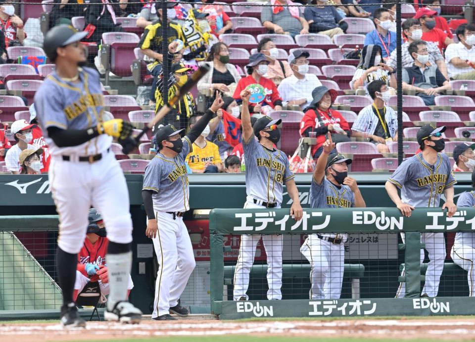 　６回、マルテ（左）が先制３ランを放った瞬間にガッツポーズを見せる矢野監督（中央）ら（撮影・立川洋一郎）