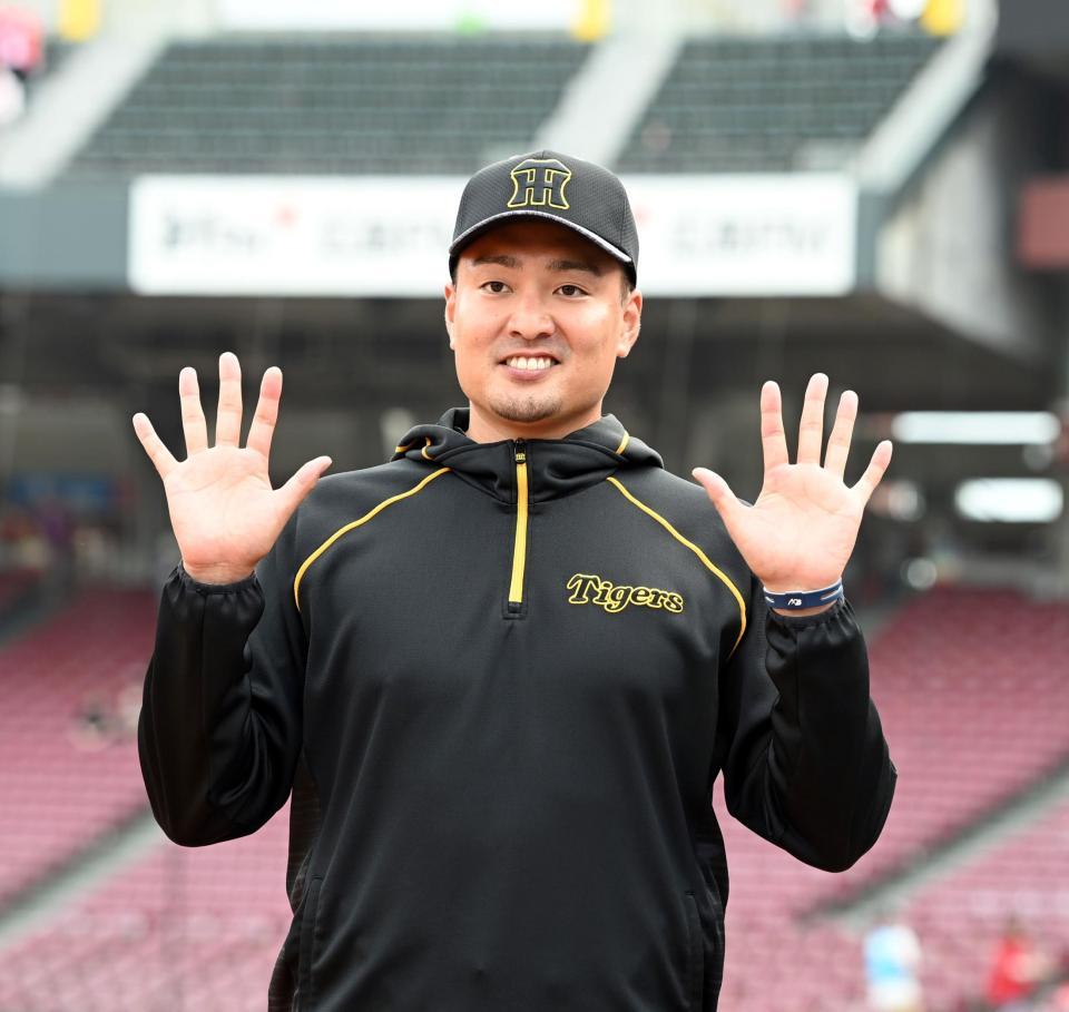 　秋山は１０勝目を飾りポーズを決める（撮影・山口登）