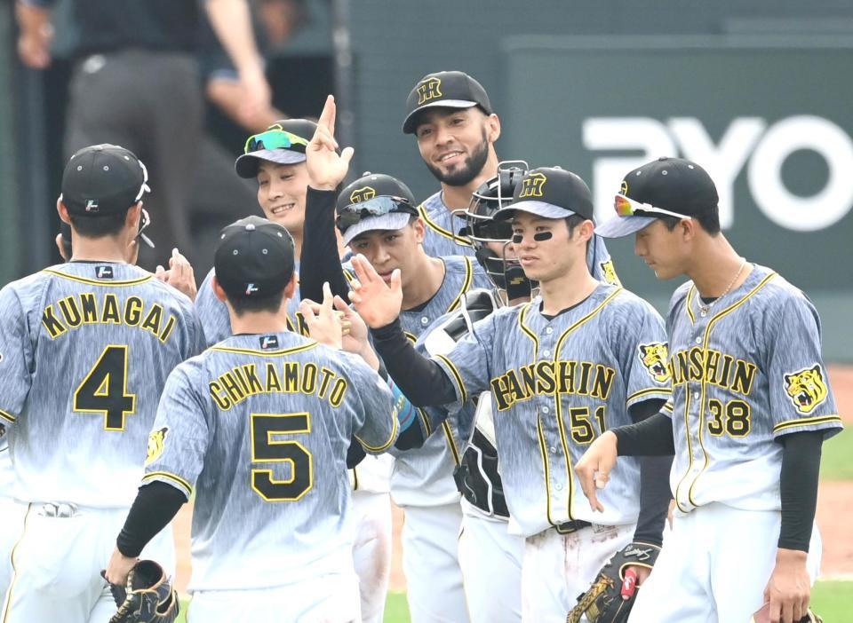 　ハイタッチで勝利を喜ぶ阪神・スアレスら（撮影・飯室逸平）