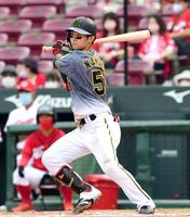 　７回、この日３安打目となる左前打を放つ中野（撮影・山口登）