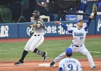 １回、ショートへの先制適時内野安打で一塁へ駆け込む阪神・マルテ＝横浜（撮影・金田祐二）