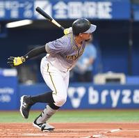 １回、遊前に先制打を放つ阪神・マルテ＝横浜スタジアム（撮影・西岡正）