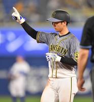 ５回阪神２死、中前打を放ち、ベンチへ向かって指を差す阪神・近本光司＝横浜スタジアム（撮影・西岡正）