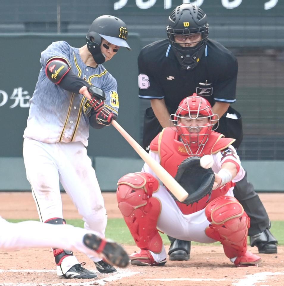 　７回阪神１死、猛打賞となる左前打を放つ中野（撮影・飯室逸平）