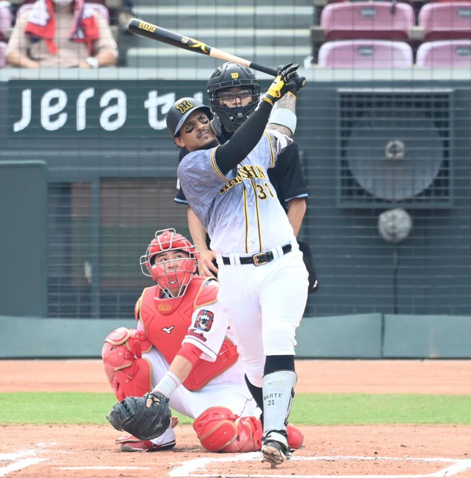 　６回、左越えに１７号先制３ランを放つマルテ（撮影・飯室逸平）