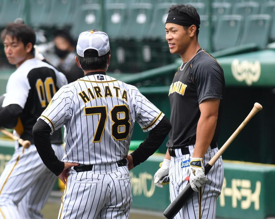 阪神・平田勝男二軍監督と話す佐藤輝明＝甲子園（撮影・佐々木彰尚）