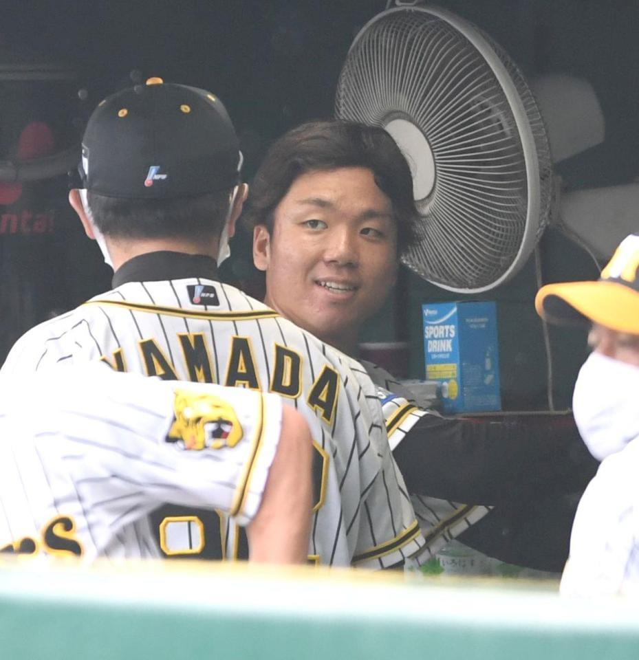 　１回を無失点に抑え、山田コーチと話す村上（右）＝撮影・北村雅宏