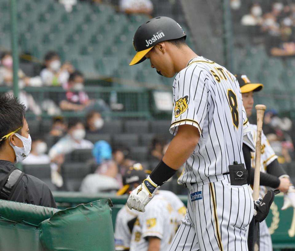 ７回裏阪神、２死一、三塁、中飛に倒れ、引き揚げる阪神・佐藤輝＝甲子園（撮影・佐々木彰尚）