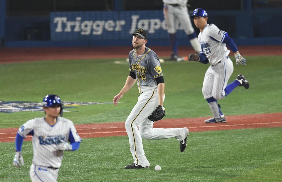 　４回、ＤｅＮＡ・今永の打球をエラーする阪神・ガンケル＝横浜（撮影・金田祐二）