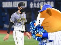 　７回、投手交代を告げベンチへ戻る矢野監督