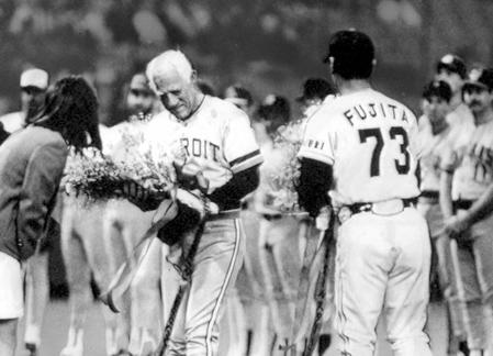 日米野球開幕で花束を贈られる全米のスパーキー・アンダーソン監督（中央）と全日本藤田元司監督＝１９８８年１１月５日