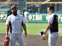 　井上コーチ（左）と話をする佐藤輝（撮影・山口登）