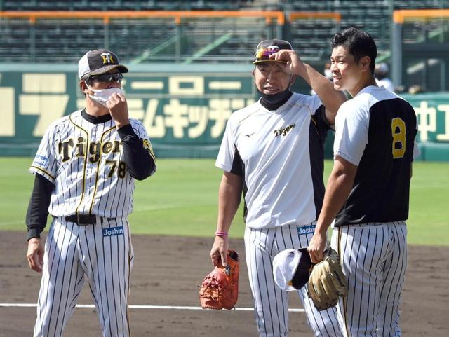 【写真】悩める佐藤輝に井上コーチ、平田２軍監督が声をかける
