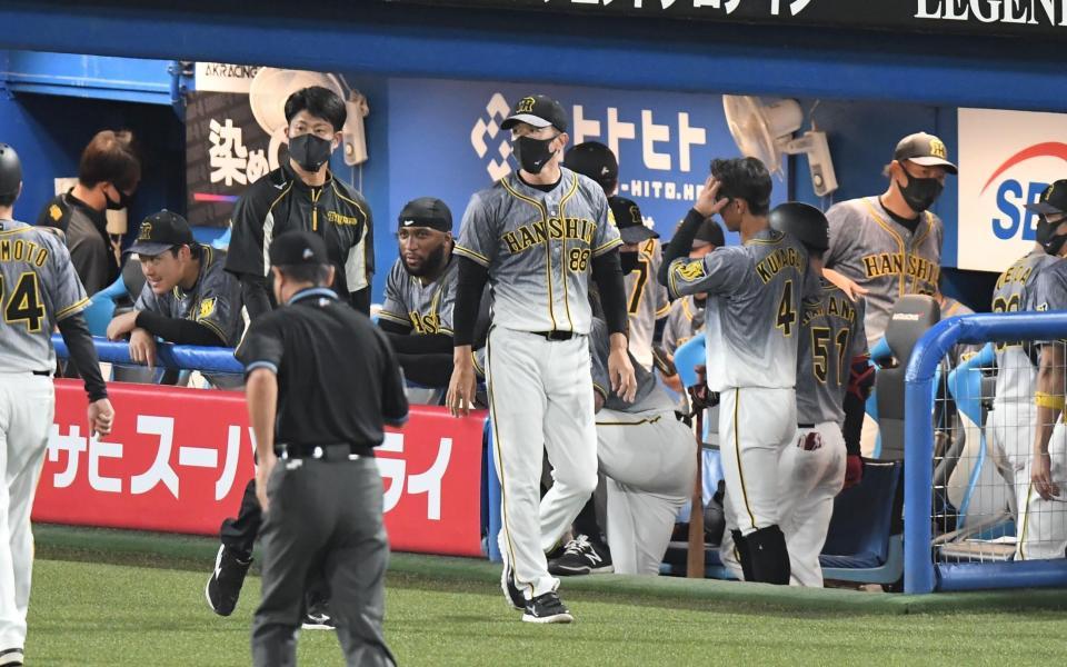 　厳しい表情で引き揚げる矢野監督