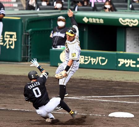 　９回、佐藤輝は盗塁を狙った高田をアウトにする