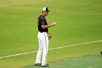 　試合前練習でキャッチボールする佐藤輝