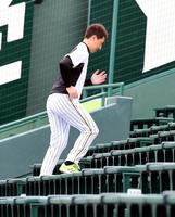 　客席の階段を駆け上がる岩崎