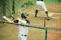 　室内練習場で打撃練習をする佐藤輝