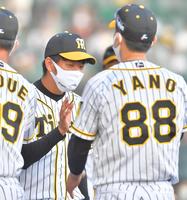 　今季初勝利を挙げ、矢野監督（右）とタッチを交わす高橋（撮影・吉澤敬太）