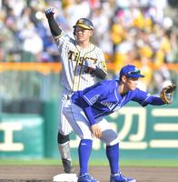 　６回、先制の適時二塁打を放ち、塁上でガッツポーズを見せる糸原（撮影・吉澤敬太）