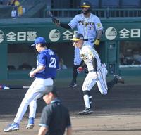 　６回、大野雄（左）から先制適時打を放つ糸原（撮影・高部洋祐）