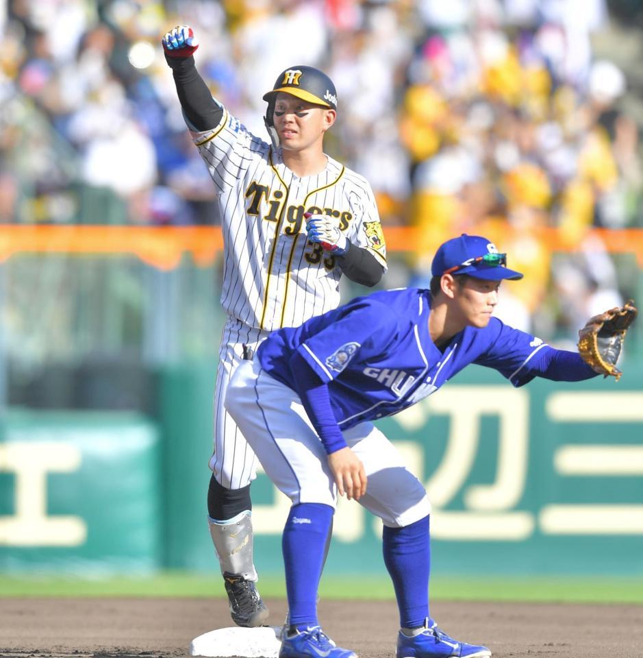 　６回、先制の適時二塁打を放ち、塁上でガッツポーズを見せる糸原（撮影・吉澤敬太）