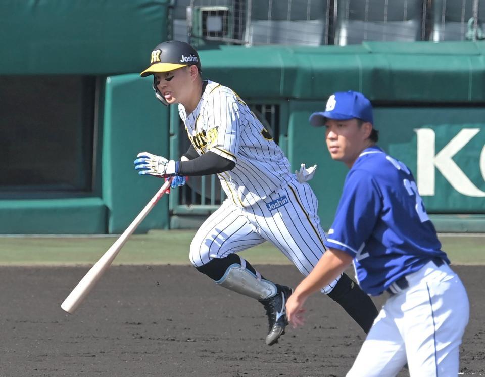 　１回、大野雄（右）から右前打を放つ糸原（撮影・高部洋祐）