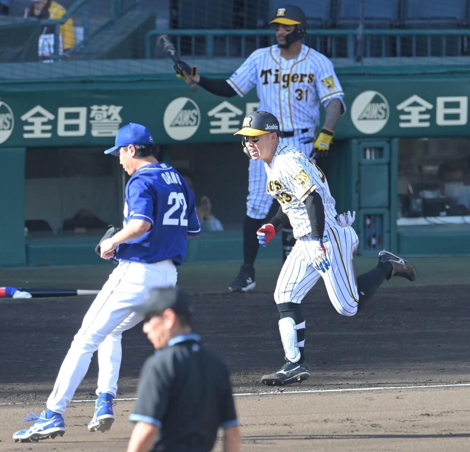 　６回、大野雄（左）から先制適時打を放つ糸原（撮影・高部洋祐）