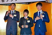 関西スポーツ賞を受賞しトロフィーを掲げる（左から）桑原、阿部詩、多田＝２０１８年１月１５日　