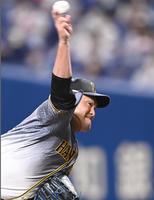 　３回、気迫の投球を見せる秋山（撮影・飯室逸平）