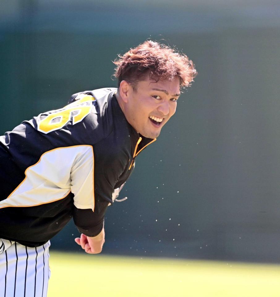 汗を飛ばしキャッチボールする秋山　