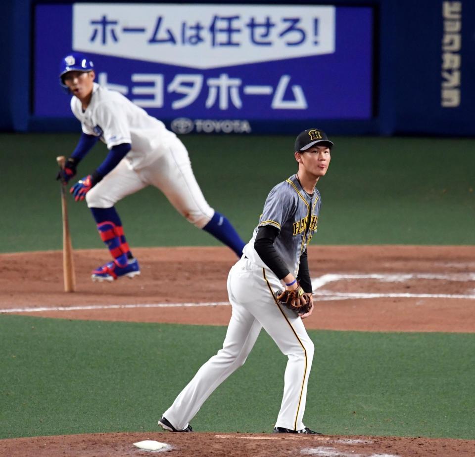 　６回、及川は京田に同点適時打を許す（撮影・山口登）