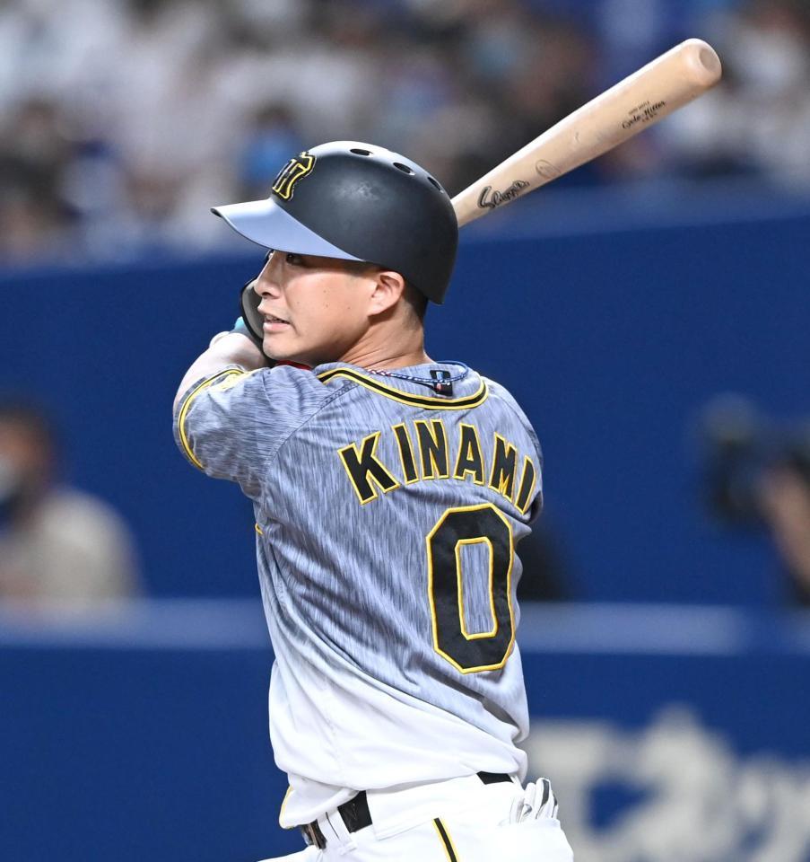 　９回、勝ち越しの犠飛を放つ木浪（撮影・飯室逸平）