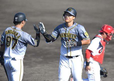 ９回、ドヤ顔で生還した佐藤輝（撮影・北村雅宏）