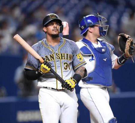 ６回、空振り三振に倒れるマルテ（撮影・田中太一）