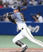 　９回、内野安打を放つ島田（撮影・飯室逸平）