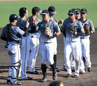 ナインと勝利を分かち合う佐藤輝（撮影・北村雅宏）