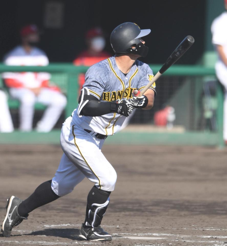 ９回、勝ち越しとなる２ランを放つ佐藤輝（撮影・北村雅宏）